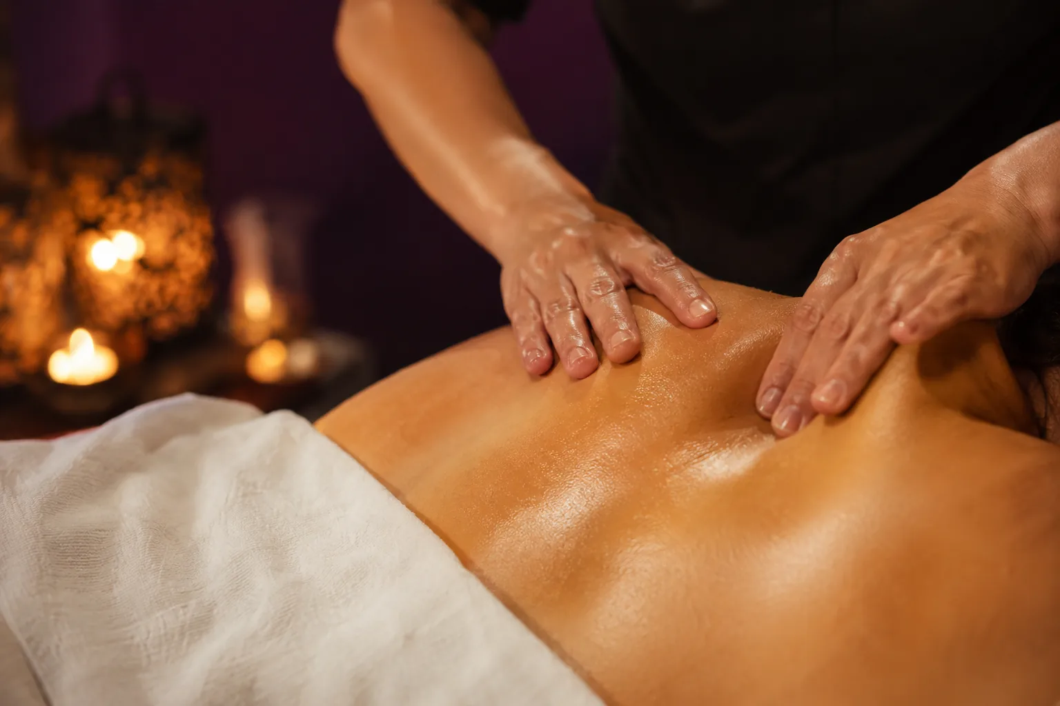 Sırt masajı uygulaması — Lila Spa, Kayaşehir misafirlerine hizmet veren salon